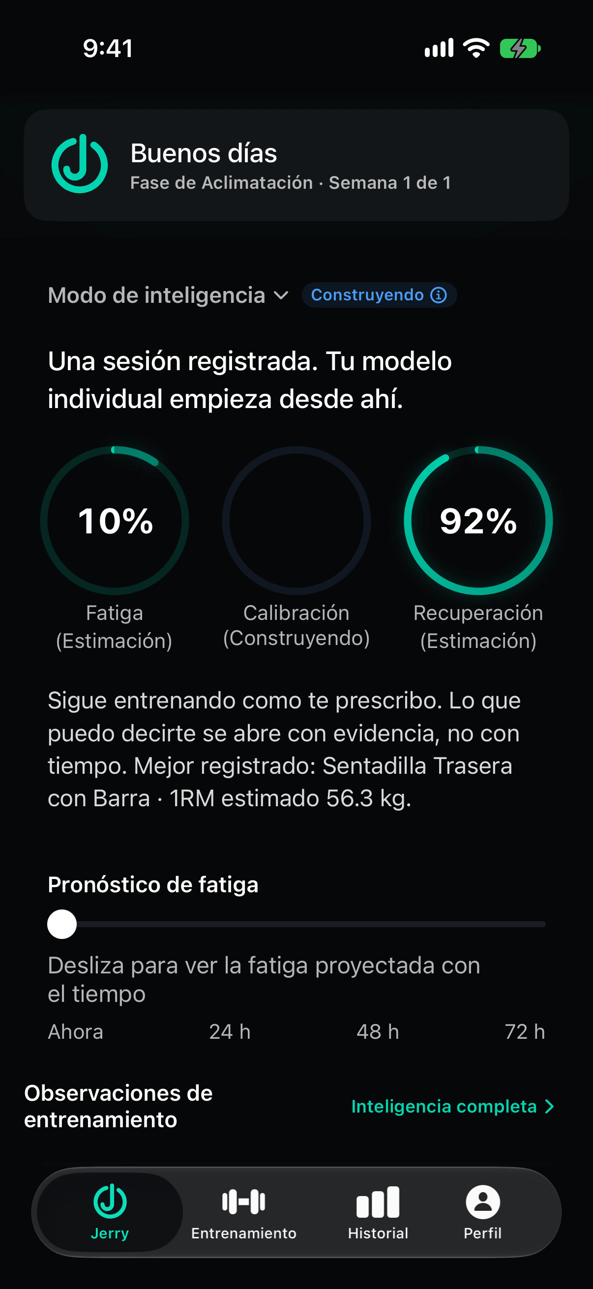 El panel de OrderedStrength en español después de una sesión registrada. La insignia dice Construyendo, la fatiga marca 10 por ciento y la recuperación 92 por ciento, ambas marcadas Estimación, y el anillo de Calibración aún no muestra ningún número.